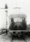 807071 Afbeelding van de kop van een electrisch treinstel mat. 1936 van de N.S. te Maarn, met links een armsein.